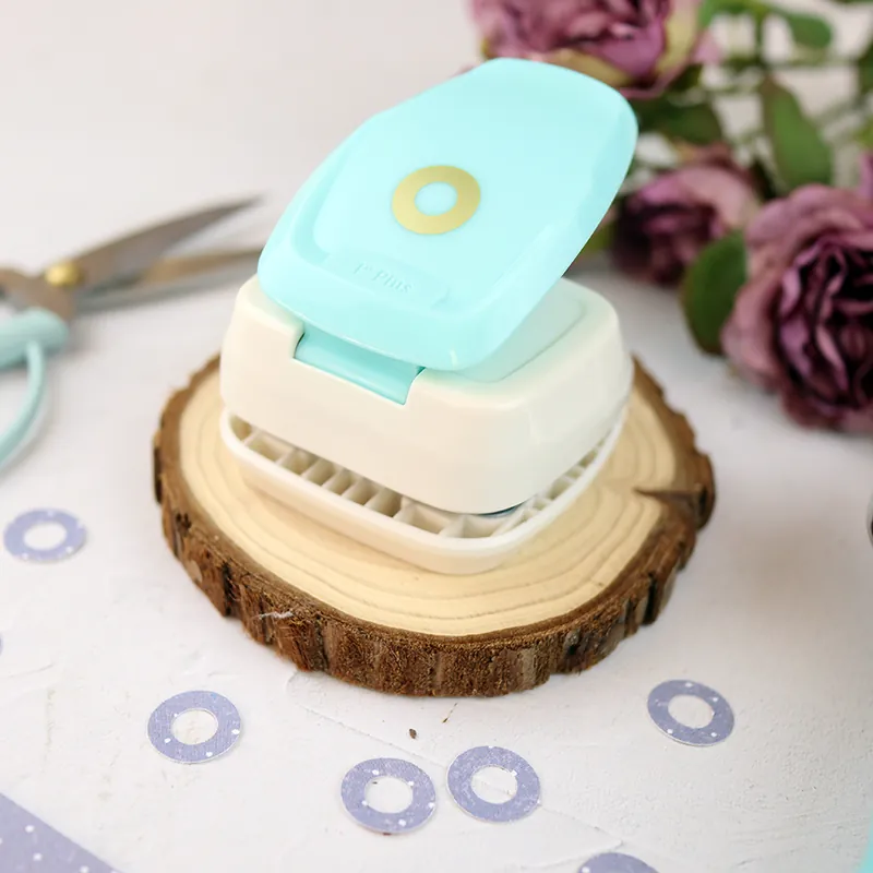 Troqueladora de refuerzo de agujeros de We R Makers Compra Ahora