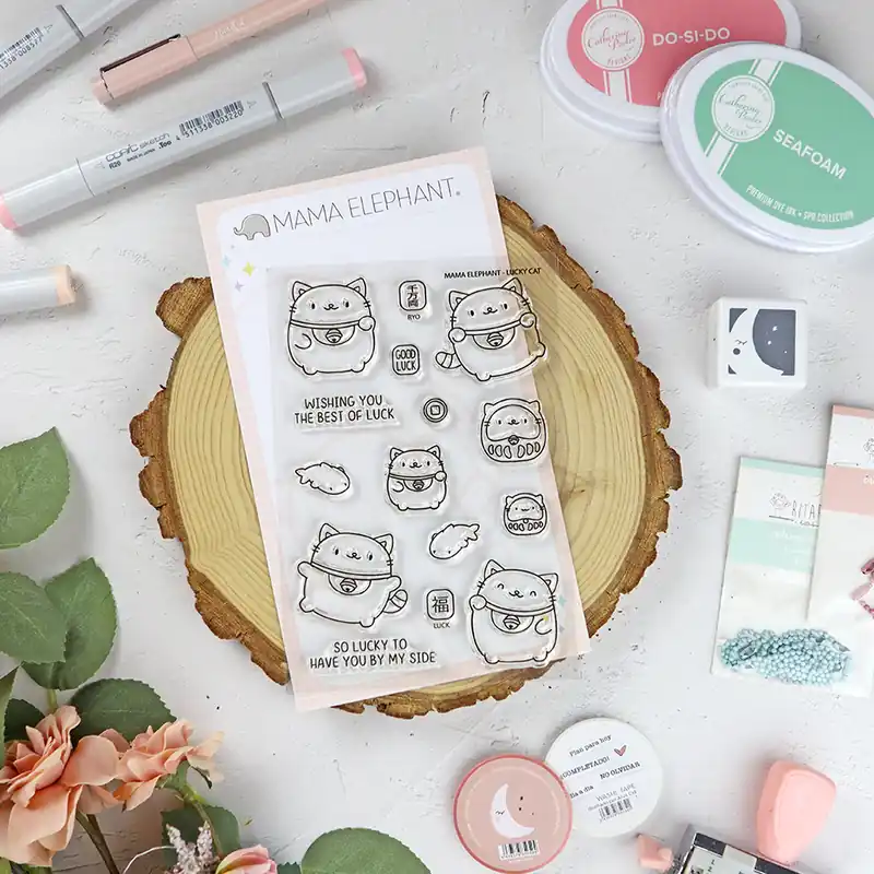 Set de sellos Lucky Cat de Mama Elephant Disponible Ahora