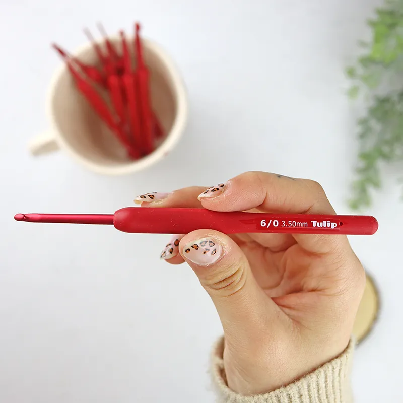 Ganchillo Rojo 3.50 mm, de Tulip Directo De Fábrica