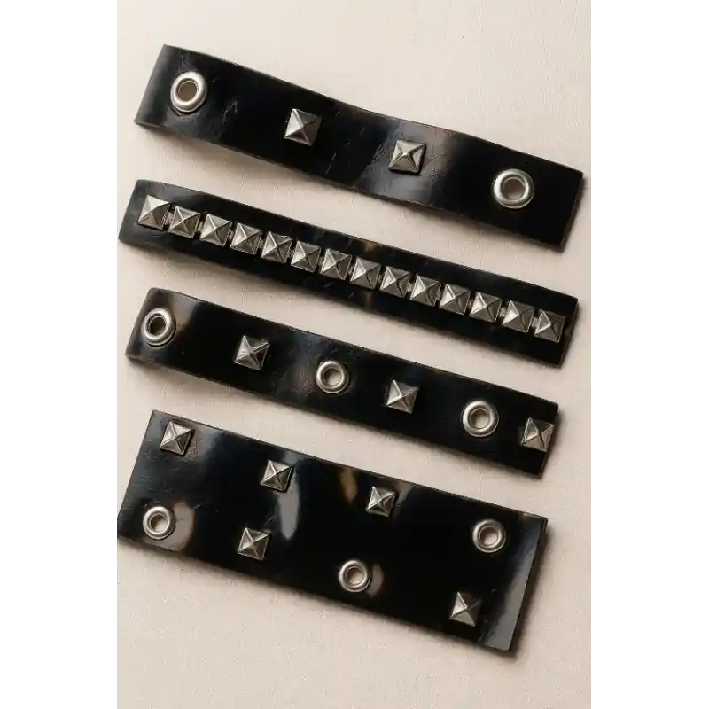 Ordena Ya Cinta de charol con tachuelas - 1