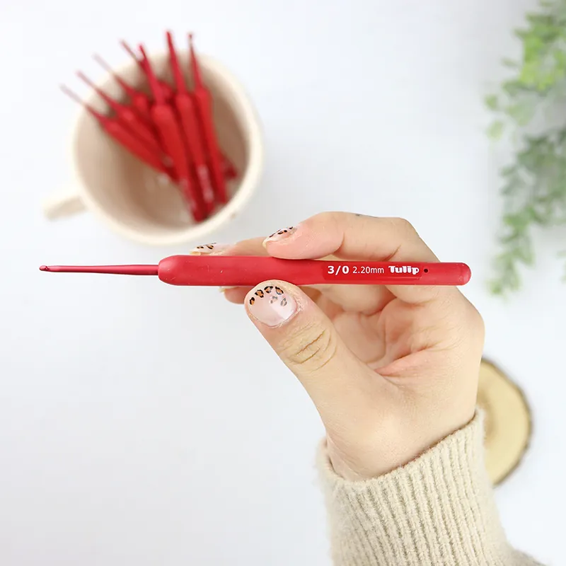 Ganchillo Rojo 2.20 mm, de Tulip Original