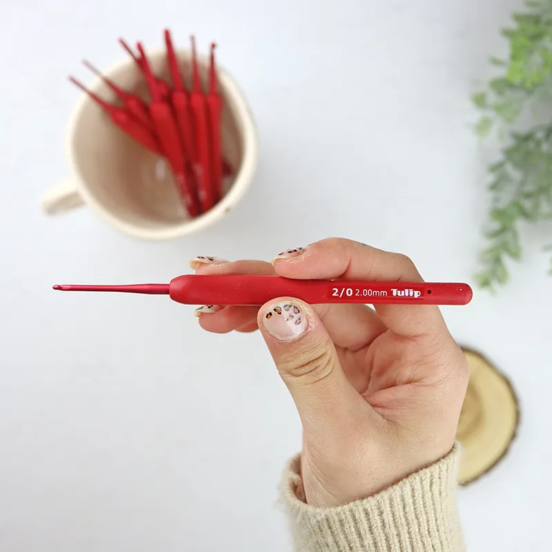 Ganchillo Rojo 2.00 mm, de Tulip Marca Reconocida