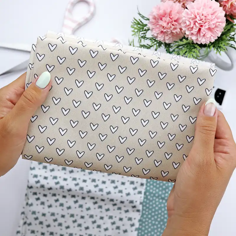 Nuevo Modelo Retal de tela Corazones mostaza, de Libertad