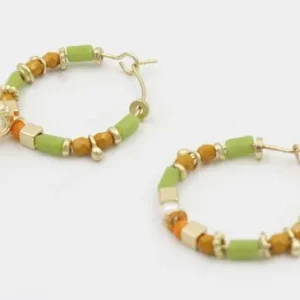 A Buen Precio Pendientes aro con rectangulos verdes,bola facetadas mostaza, perlas naturales,ovnis naranjas, entrepiezas doradas mates. Letra S.