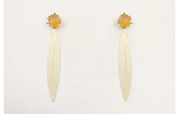 Pendientes perno con cristal naranja camel opal y colgante hoja alargada dorada mate. Barato