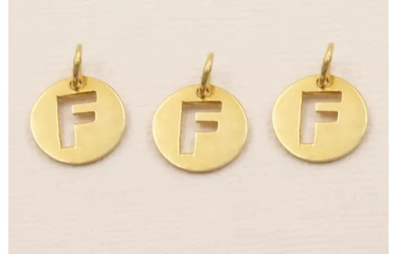 Colgante letra F 10mm Baño Oro 18K, 3Micras Última Versión