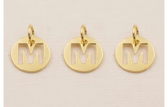 Precio Económico Colgante letra M 10mm Baño Oro 18K, 3Micras
