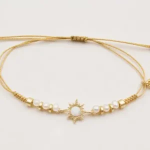 A Buen Precio Pulsera hilo dorado con nudo serpiente,estrella cristal opal, ruedas doradas mates y perlas naturales. Es regulable.