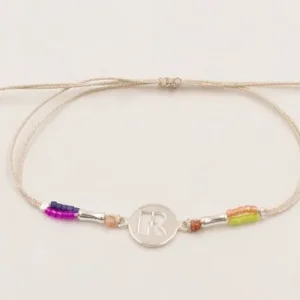 Última Oportunidad Pulsera con hilo plateado regulable con letra R y entrepiezas de plata de ley 925 y miyuki de color lima, rosa fluor, azul marino y melocotón transparente.