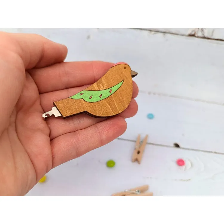 Descuento Enhebrador de Agujas de Madera con Diseño de Pájaro Verde KF070/1-2