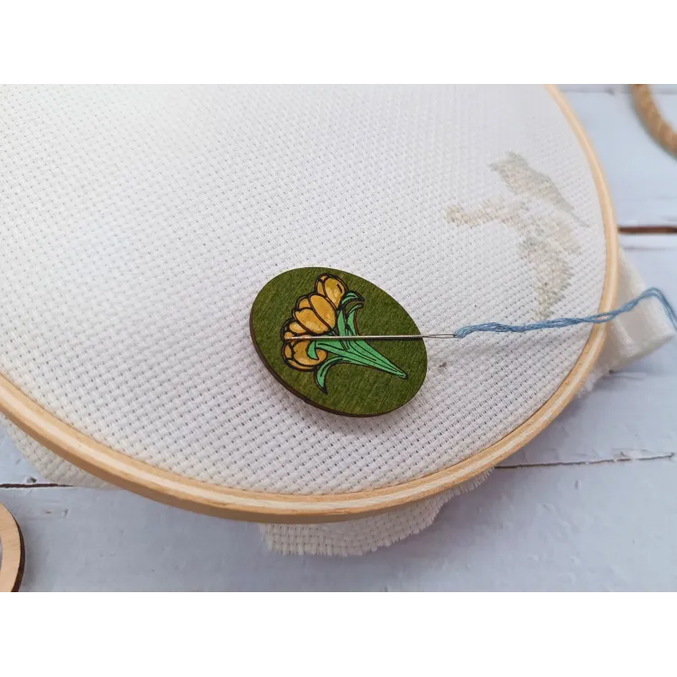 Oferta Limitada Imán portaagujas KF059/204G “Flores amarillas” – Kind Fox by Wizardi