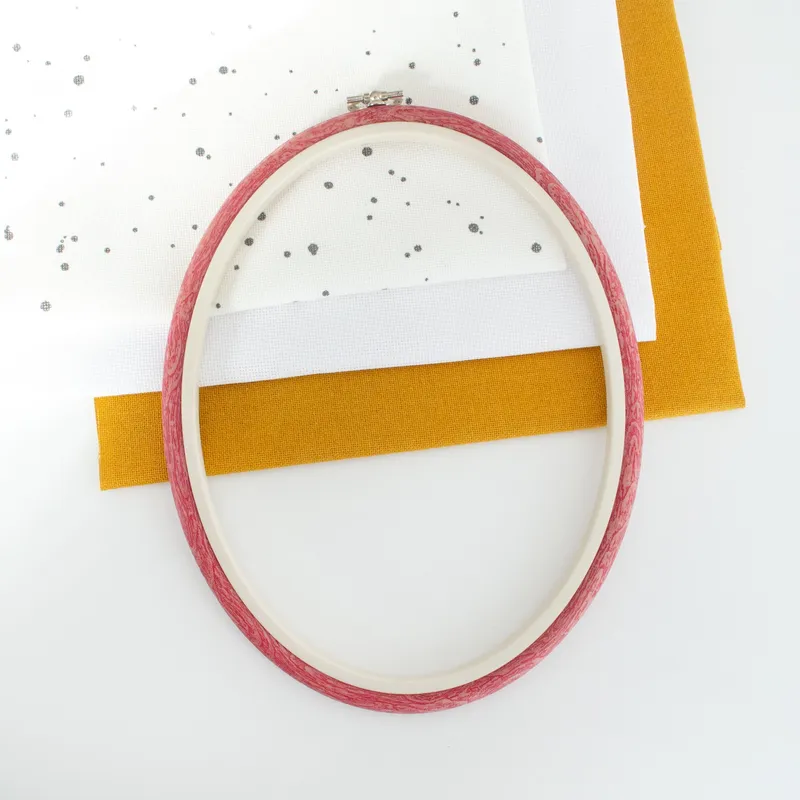 Moderno Bastidor-Marco Flexi Hoop Oval Rojo de Nurge: Acentúa Tus Bordados con un Marco Vibrante y Funcional - No:4 / 230-9 - 18x23 cm