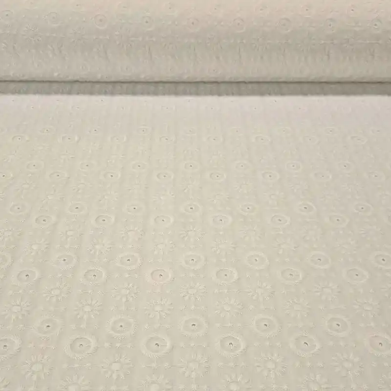 Tela de Popelín Algodón Beige Perforada y Bordada Oasis (ancho 1,45M) Ordenar Ahora Mismo
