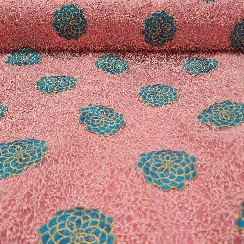 Comprar En Línea Tela de Tul Blanca con Bordados en Rosa y Rosetones Aguamarina (ancho 1,29M)