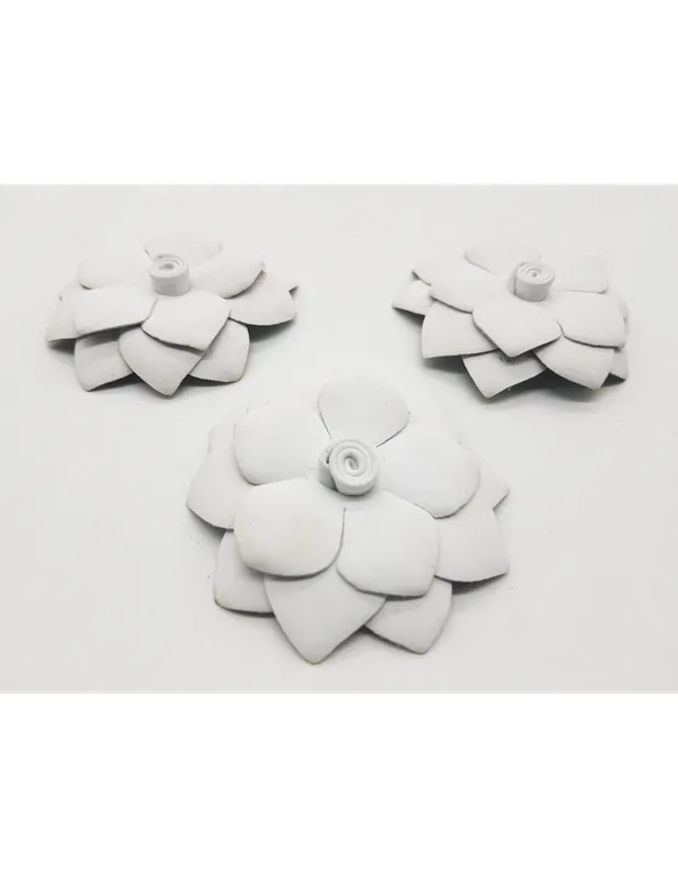 Nueva Colección ADORNO FLOR EN PIEL BLANCO MOD. 9879 HECHO A MANO